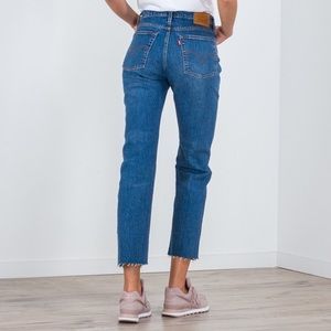 Levi’s Wedgie Raw Hem Straight Leg - 23